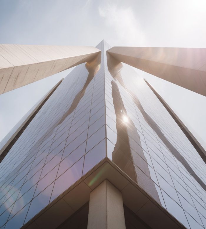 a realistic modern skyscraper with a uni 7zxqmqvysbk2zhxtujkvxg bt cutfwsr6lqm1yatysgq